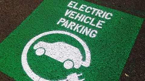 Electric Vehicles benefit from free parking in Dubai