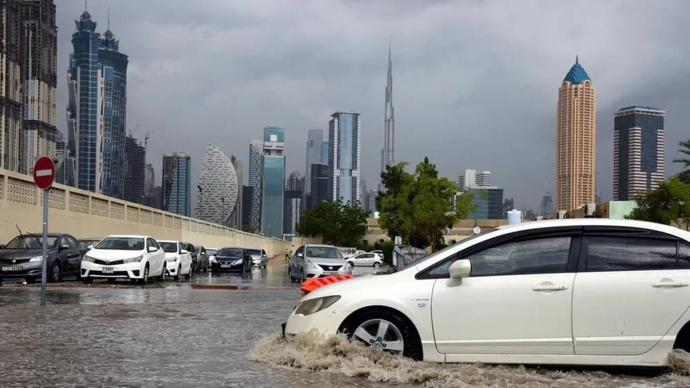طرق حماية سيارتك من الفيضانات وأهمية التأمين الشامل في الإمارات العربية المتحدة