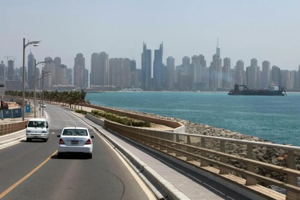 تأجير سيارات شهرياً في دبي مع أوكتين رينت: أفضل الأسعار والخدمات والخيارات المتنوعة
